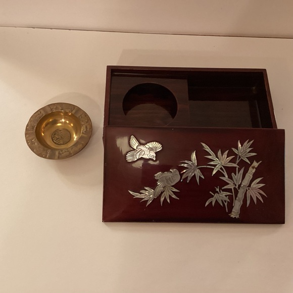 Vintage lacquered smoking box with mother of pearl inlay. - Picture 7 of 8